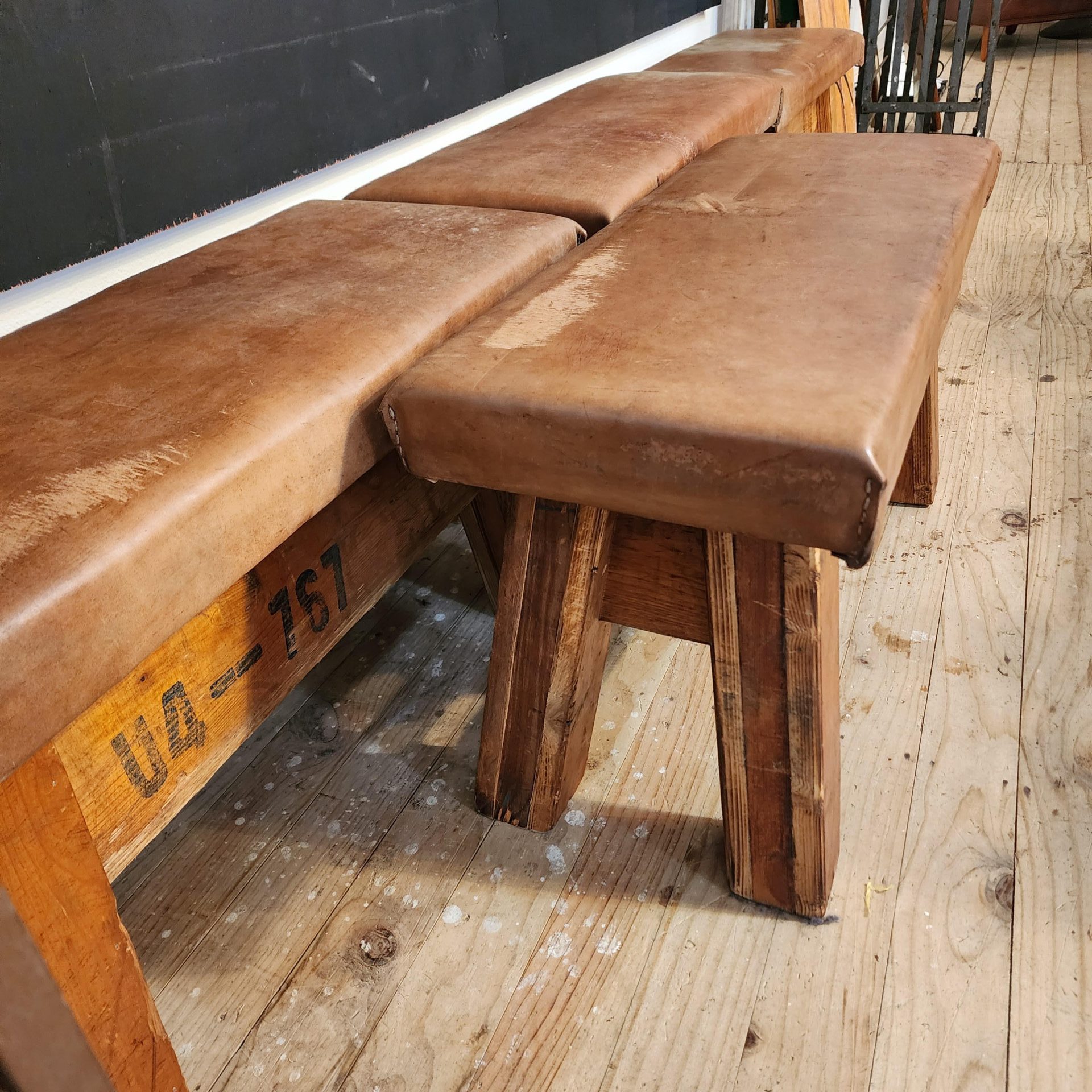 leather stool2